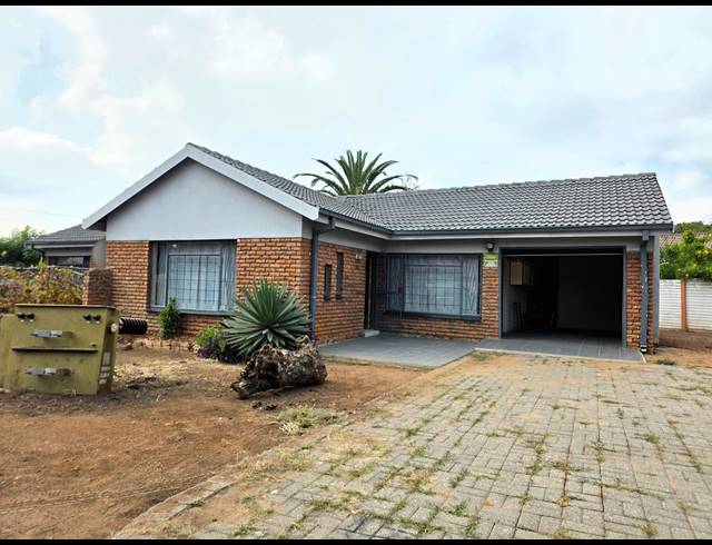 3 BEDROOM FREEHOLD FOR SALE IN IVY PARK